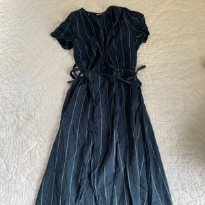 Beautiful summer wrap dress w/ slit